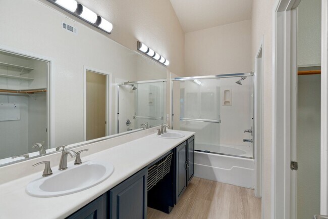 Foto del edificio - UPGRADED TOWNHOME OFFERS UTMOST CONVENIENCE