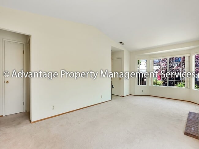 Building Photo - Single Story 2 Bed / 2 Bath, 977 Sq ft Condo