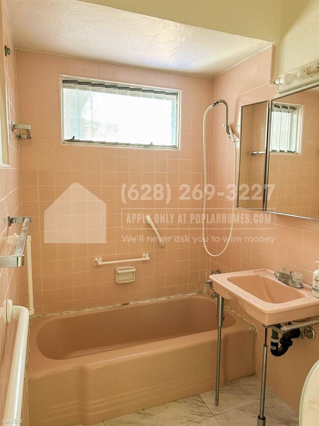 Building Photo - 2 br, 1.5 bath House - 4011 Mississippi St...