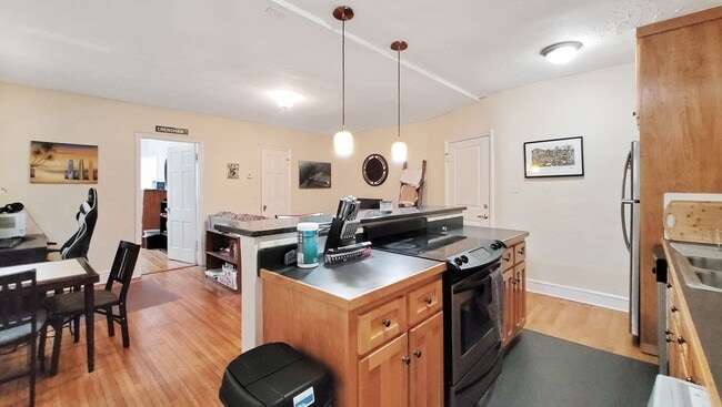 Building Photo - MODERN 1 BED 1 BATH CONDO IN THE FAN!!!!
