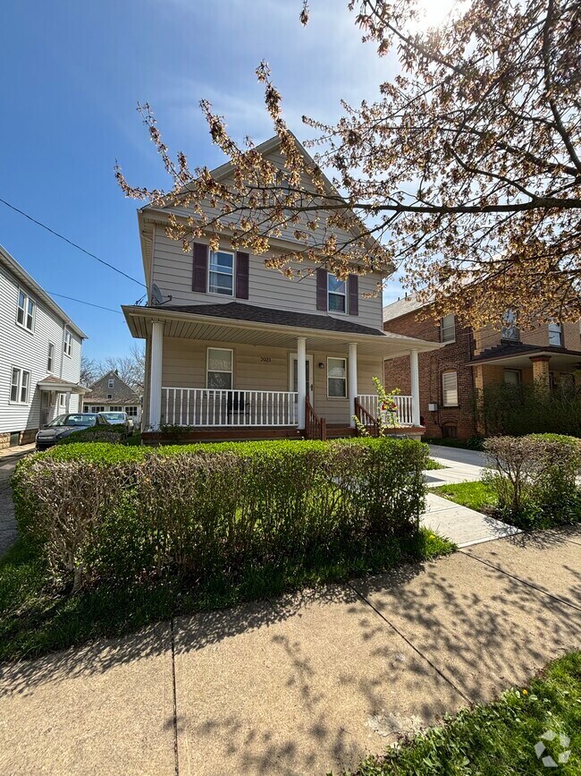 Birdtown Apartments for Rent with a Yard Lakewood, OH 2 Rentals