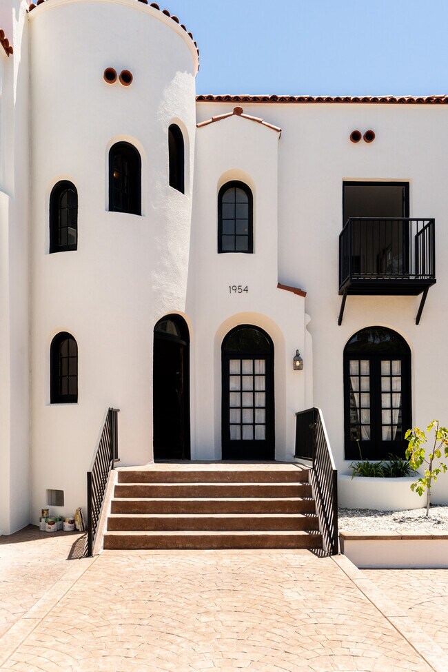 Building Photo - 1954 Argyle Ave