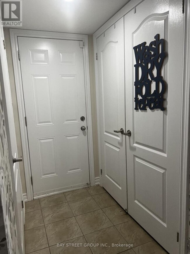 Building Photo - 2435 Greenwich Dr