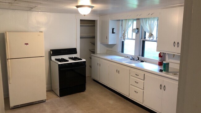 Foto del edificio - 3 Bedroom Available August 2026;  Monthly ...