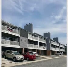 Building Photo - 823 Periwinkle St