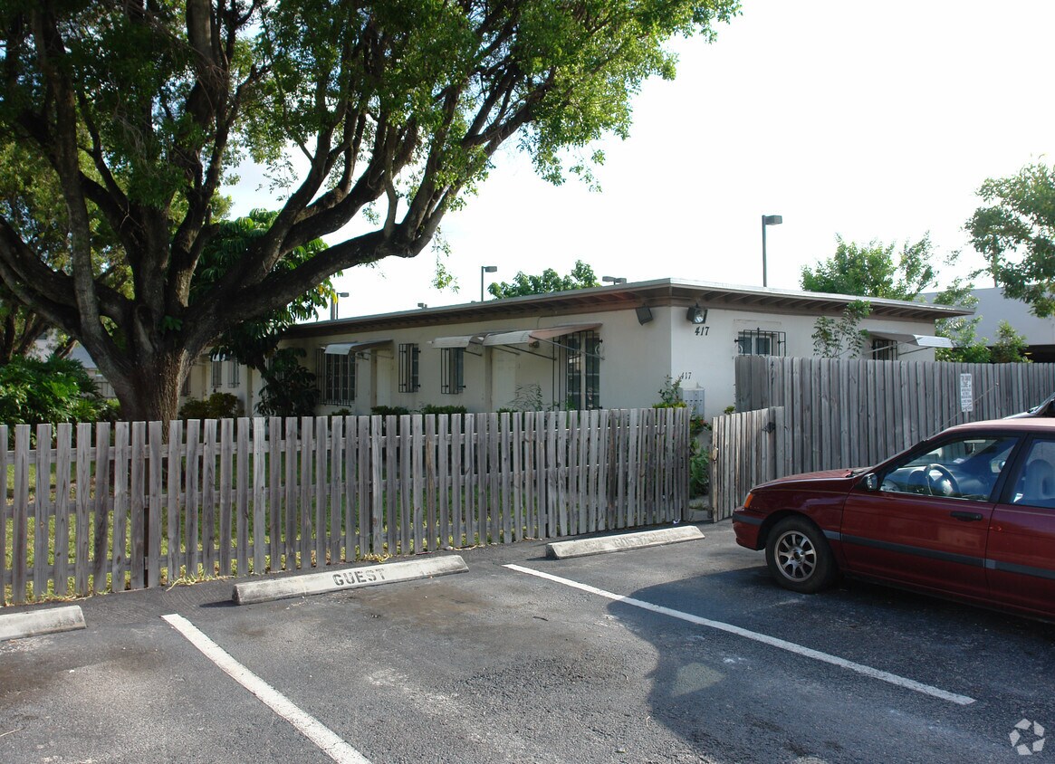 Building Photo - 417 SE 14th Ct