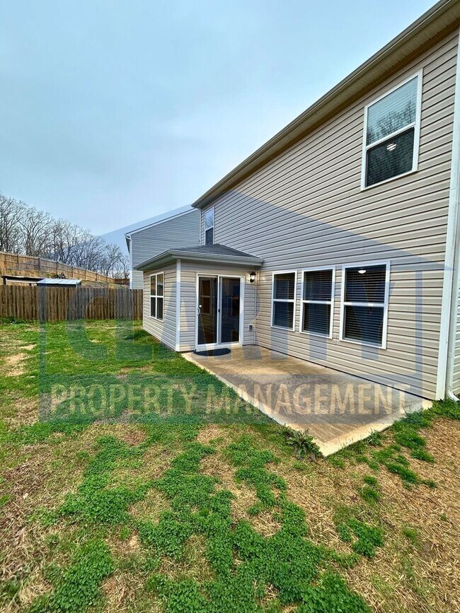 Foto del edificio - Beautiful 3 bedroom home in North Cleveland neighborhood!