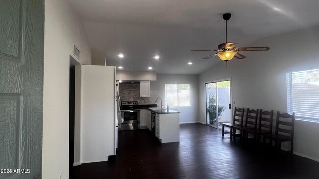 Building Photo - 3337 S Parkside Dr