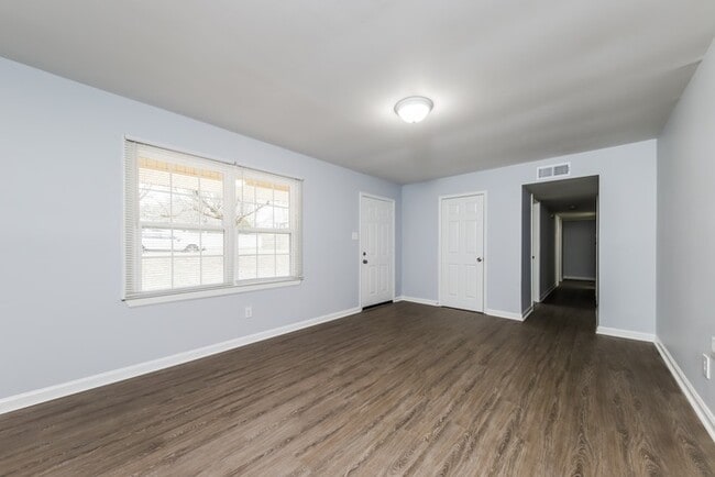 Building Photo - 4025 Oak Ridge Dr
