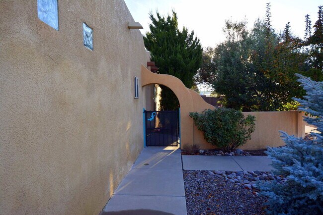 Foto del edificio - Location, Location!  3 Br, 2 Ba, fireplace in living room, kitchen appliances
