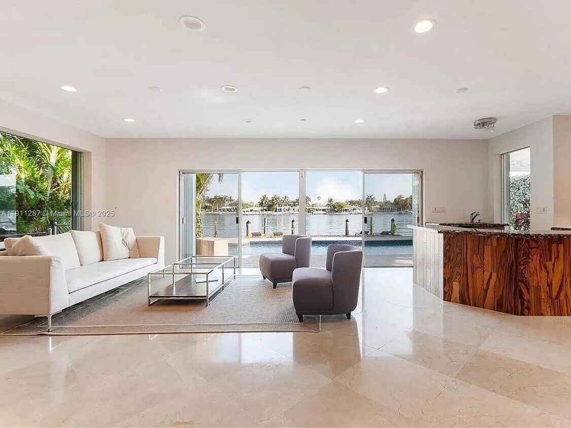 Foto principal - 565 N Shore Dr