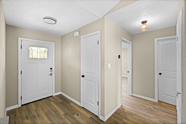 Foto del edificio - 485 Lakeshore Dr