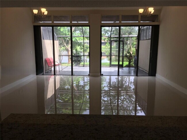 Foto del edificio - 10951 N Lakeview Dr