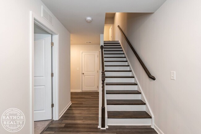 Building Photo - Elegant corner townhome