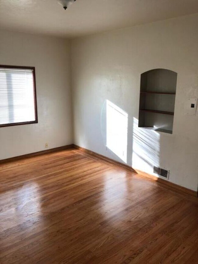 Building Photo - One-bedroom apartment in North Berkeley be...