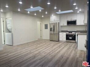 Building Photo - 2025 Ocean Park Blvd