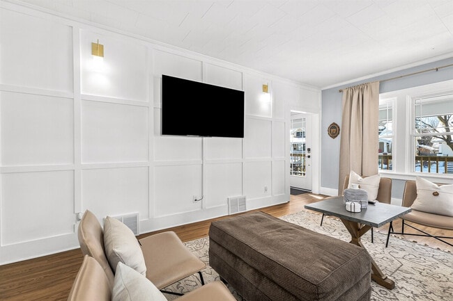 Building Photo - 419 S Kenwood Ave