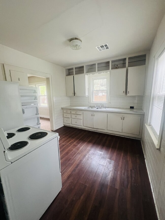 Building Photo - Charming 2-Bedroom Home with Detached Gara...