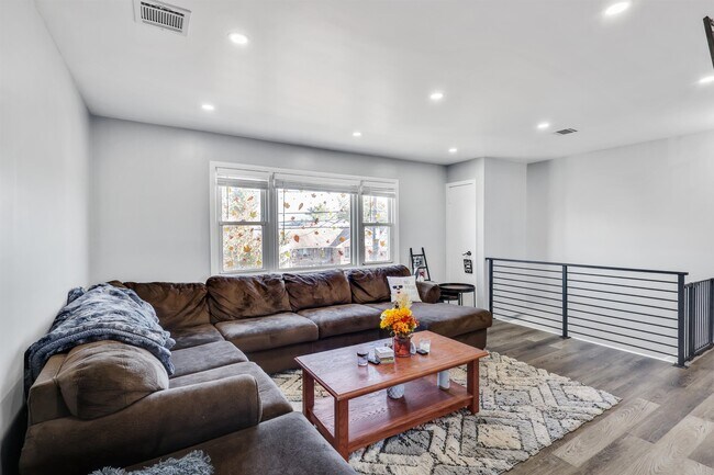 Building Photo - 667 9th St