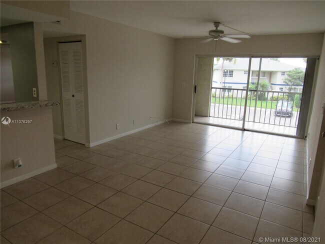 Building Photo - 1508 SE Royal Green Cir