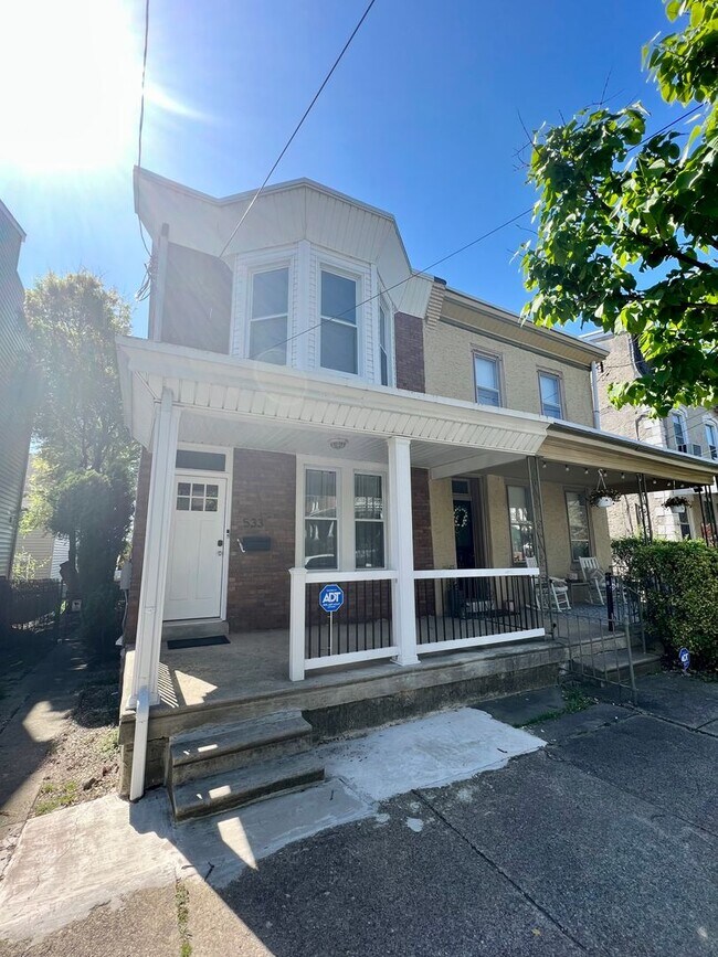 Building Photo - Beautifully Renovated 3-Bedroom Home in Ma...