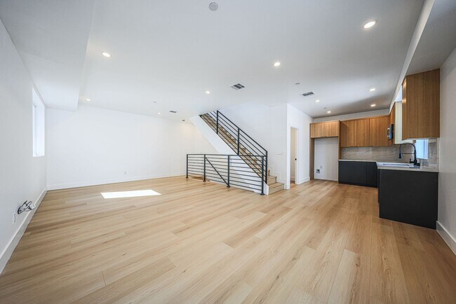 Foto del edificio - 1237 N Orange Dr