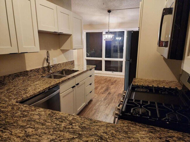 Foto del edificio - 864 Spruce Ct
