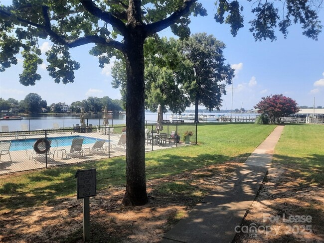 Building Photo - 7505 Mariner Cove Dr