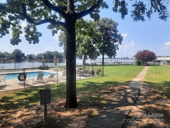 Foto del edificio - 7505 Mariner Cove Dr
