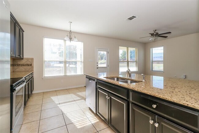 Building Photo - 2105 Town Centre Dr