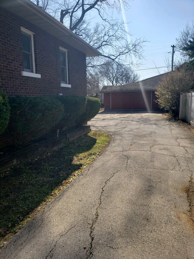 Building Photo - 1923 Evergreen Rd