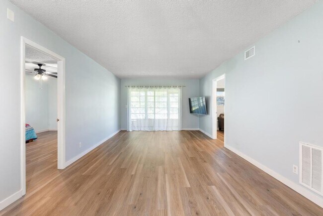 Foto del edificio - 124 Lake Constance Dr