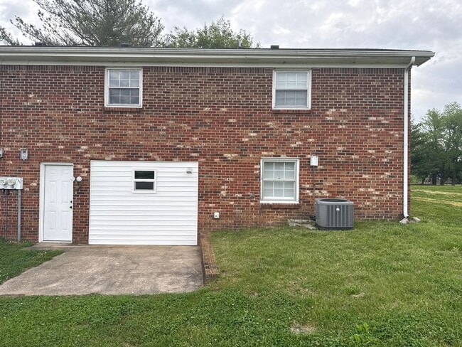 Building Photo - Spacious 3 Bed / 2 Bath Duplex in Lebanon – Comfortable Living with Convenient Location