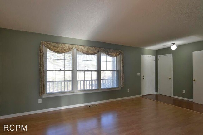 Building Photo - 3 br, 2.5 bath House - 4512 Calvert RD