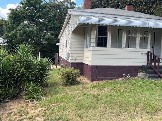 Foto del edificio - Rent NOW! Charming and spacious historic home in Porterdale Village featuring three bedrooms, two...