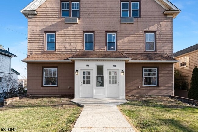 Foto del edificio - 493 Teaneck Rd