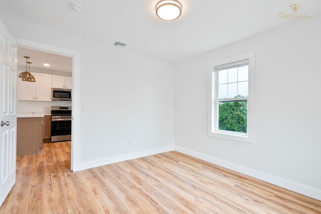 Foto del edificio - Updated 2 Bedroom Apartment with Laundry & Parking in Cranston, RI