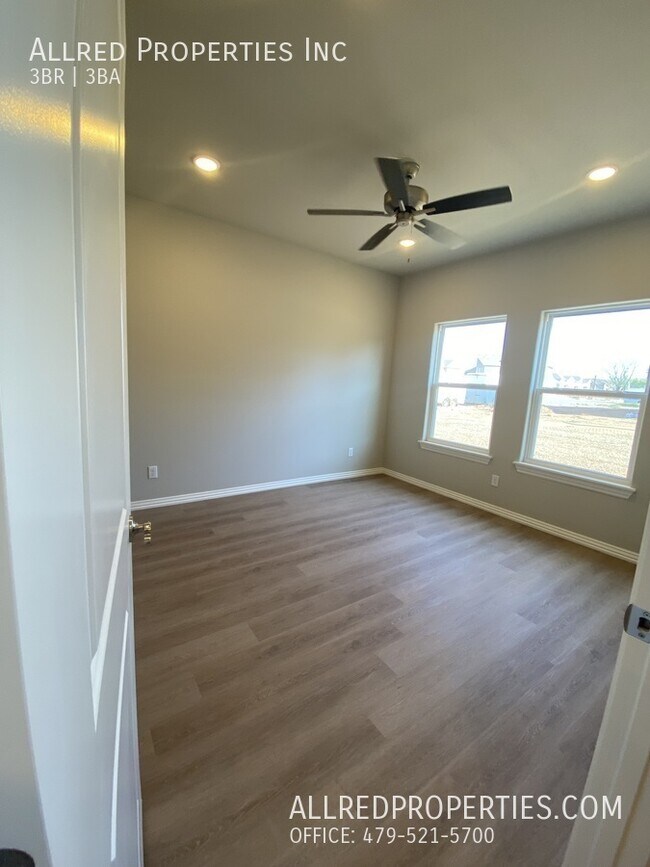 Building Photo - 1609 SW Casuarina Dr