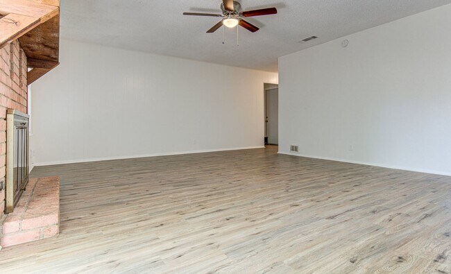 Foto del edificio - 10105 Woodland Village Dr