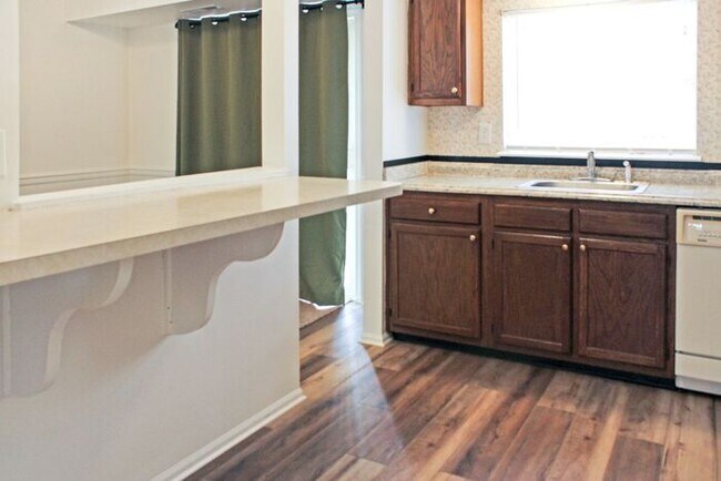 Foto del edificio - Charming 2-Level Townhome With New Floorin...