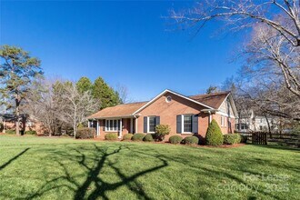 Building Photo - 6618 Castlegate Dr