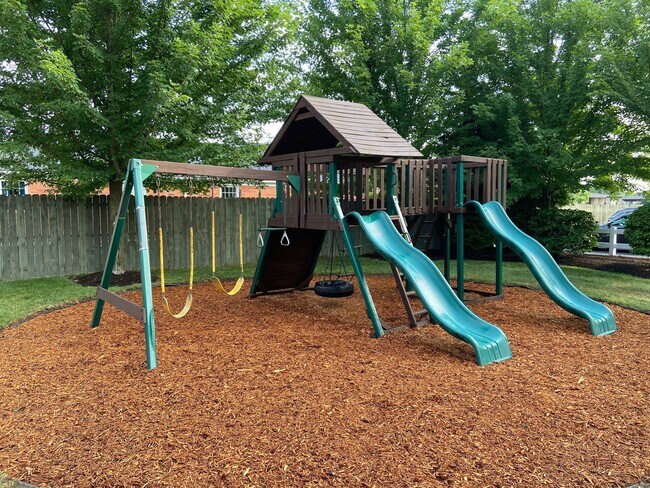 Patio de juegos - Carriage Hill Erie