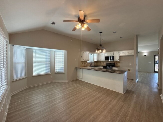 Building Photo - Make this gem your new 3 bedroom, 2 bathroom home!