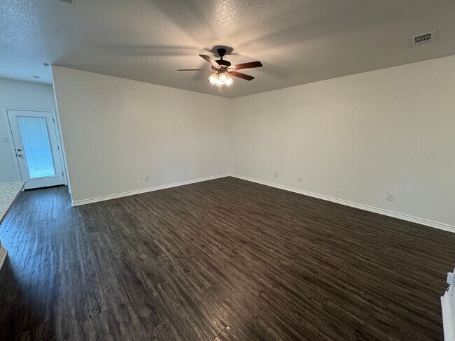 Foto del edificio - 1417 E Jasper Dr