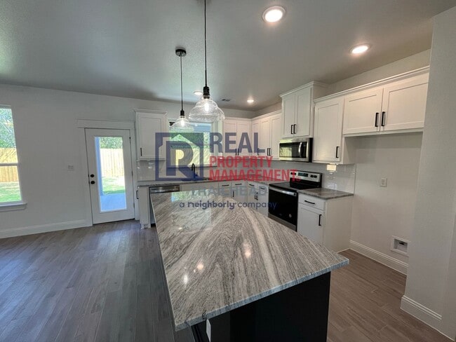 Building Photo - Stylish 3 Bed, 2 Bath Home in Gated Lakeside Community!