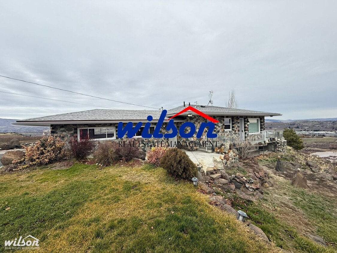 Primary Photo - Beautiful 3-Bedroom Stunning Stone Home with Breathtaking Valley Views!