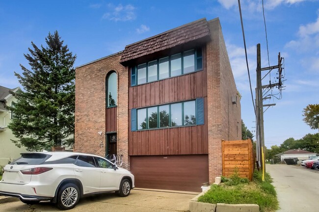 Building Photo - 1317 Oakton St