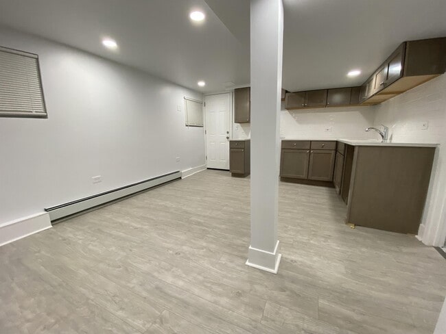 Building Photo - 3921 N Sawyer Ave