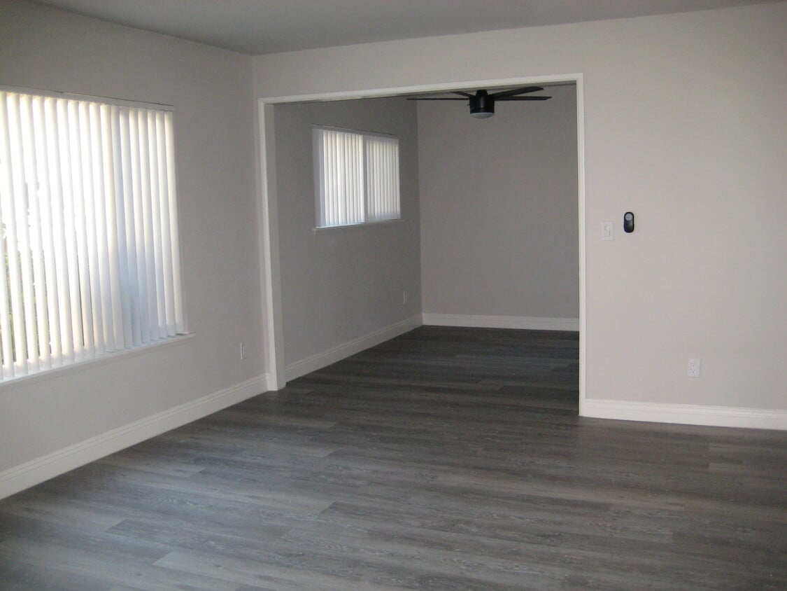 Primary Photo - 5130 Woodman Ave