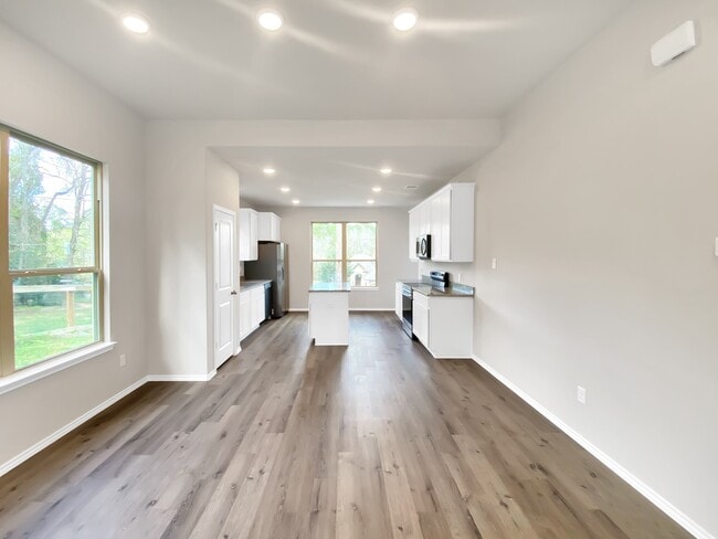 Building Photo - 807 Comanche Bend